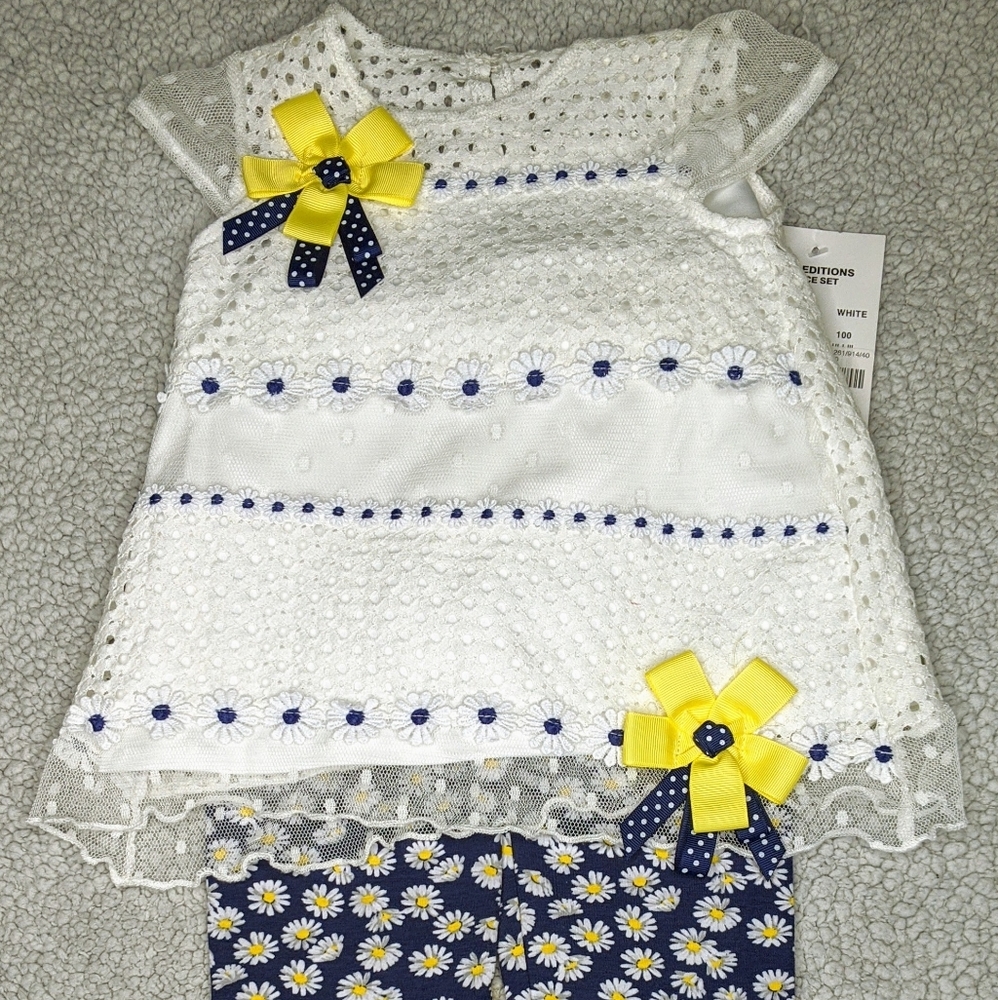 Girls White Lace Top w/ Navy Daisy Capri